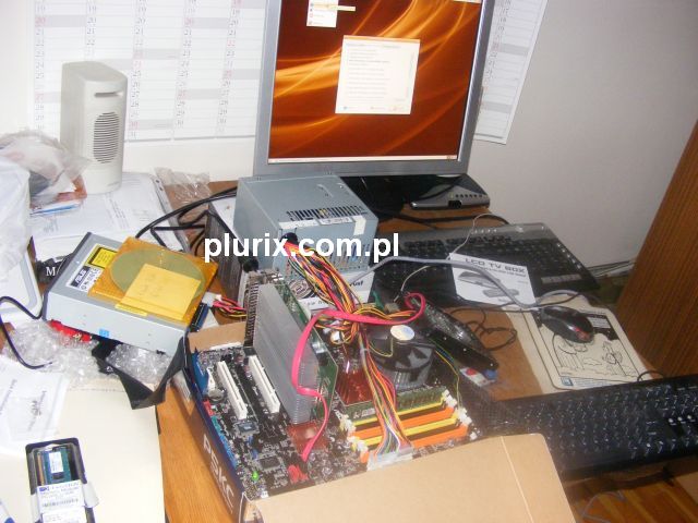 Komputer na stole - cardboardbox computer